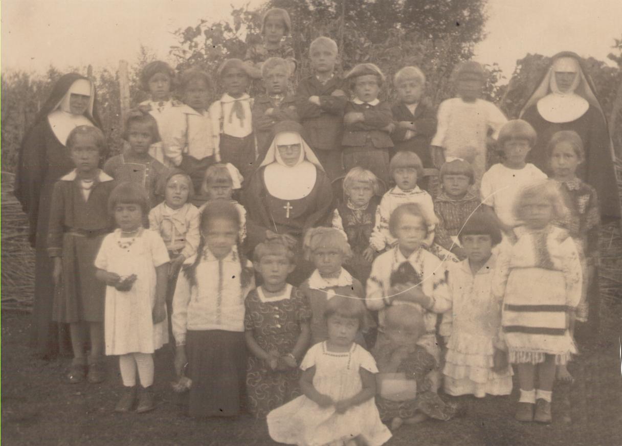 1929 р. сестри з дітьми у Гошеві після тифу